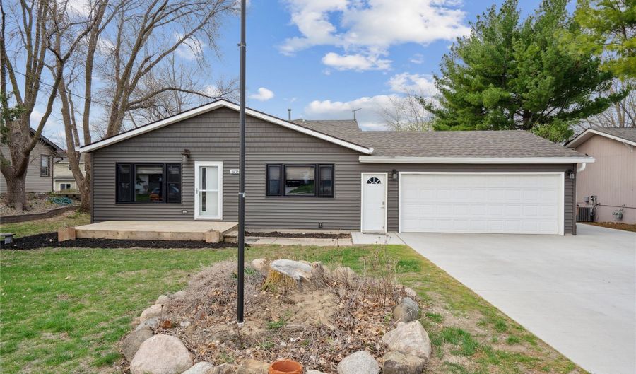 805 Davis St, Polk City, IA 50226 - 4 Beds, 3 Bath