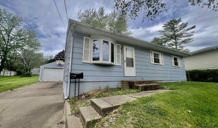 1212 N CLARK St, Davenport, IA 52804 - 3 Beds, 1 Bath