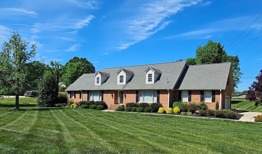1121 Smith St, Albemarle, NC 28001 - 5 Beds, 4 Bath