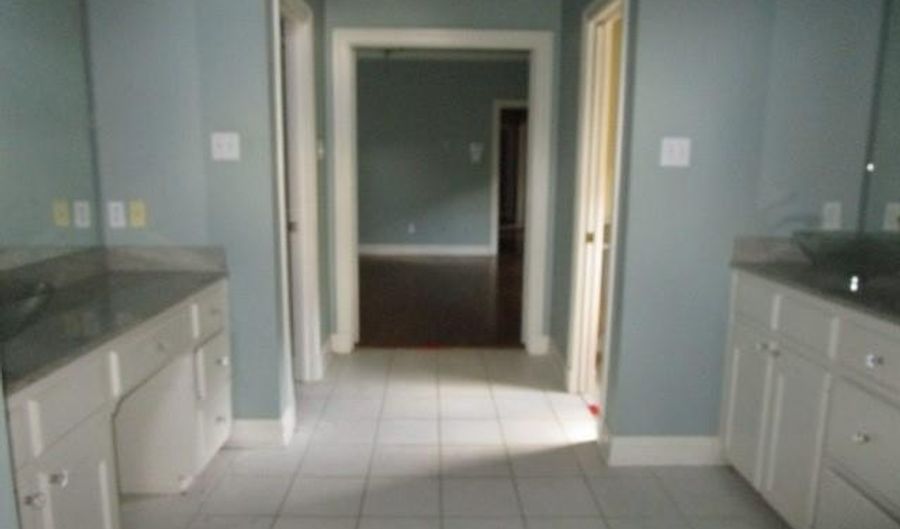 429 HIGHPOINT Dr, Alexandria, LA 71303 - 4 Beds, 3 Bath