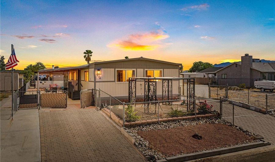 976 Holly St, Bullhead City, AZ 86442 - 2 Beds, 2 Bath