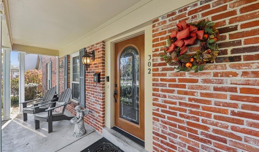 302 Fox Hollow Woods Dr, Ballwin, MO 63021 - 4 Beds, 3 Bath