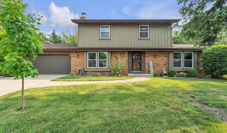 3552 W Southwood Dr, Franklin, WI 53132 - 4 Beds, 2 Bath