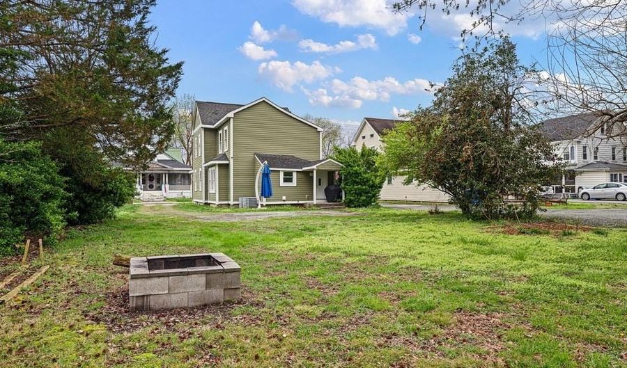 211 S MAIN St, Bridgeville, DE 19933 - 3 Beds, 2 Bath
