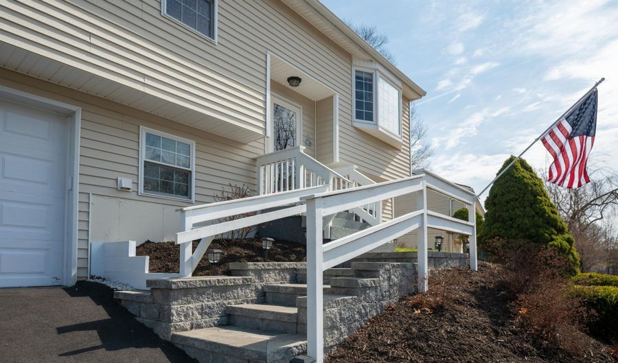 23 Fleetwood Dr, Danbury, CT 06810 - 4 Beds, 2 Bath