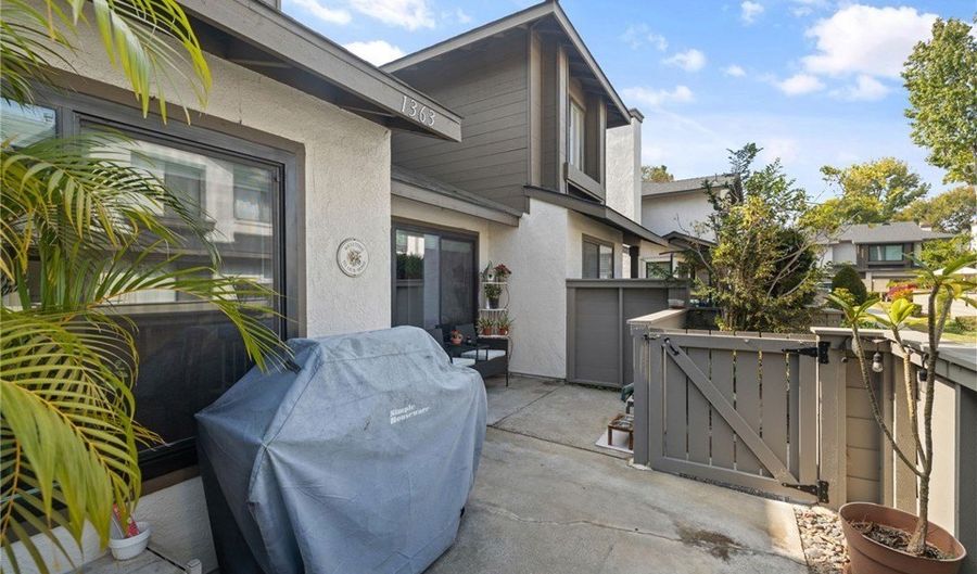 1363 N Schooner, Anaheim, CA 92801 - 2 Beds, 2 Bath