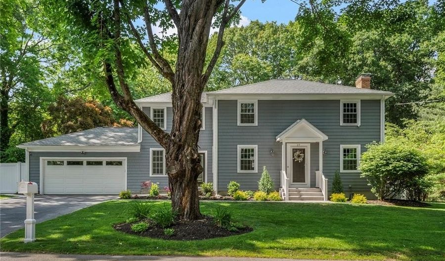 27 Christine Dr, Barrington, RI 02806 - 5 Beds, 3 Bath