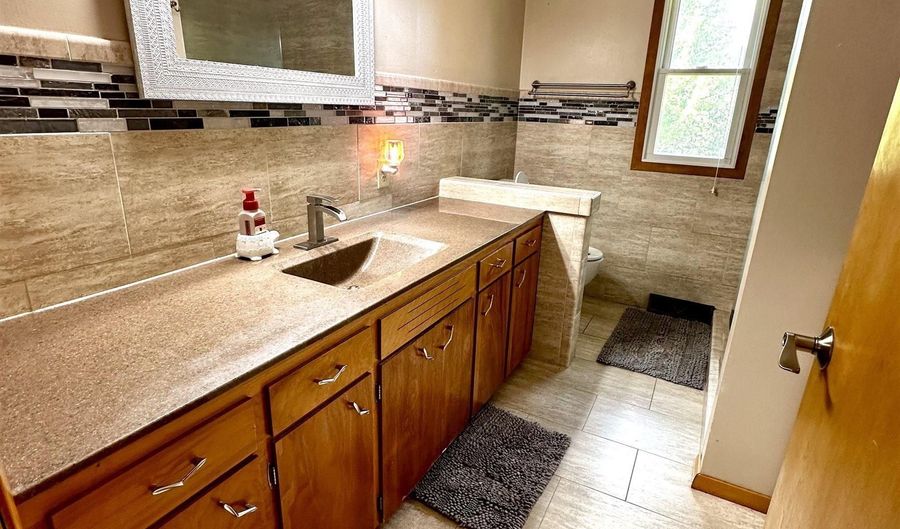 1227 E Linden St, Algona, IA 50511 - 2 Beds, 2 Bath