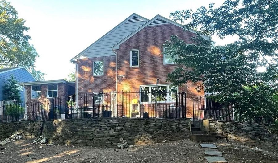 2356 S PIERCE St, Arlington, VA 22202 - 4 Beds, 3 Bath
