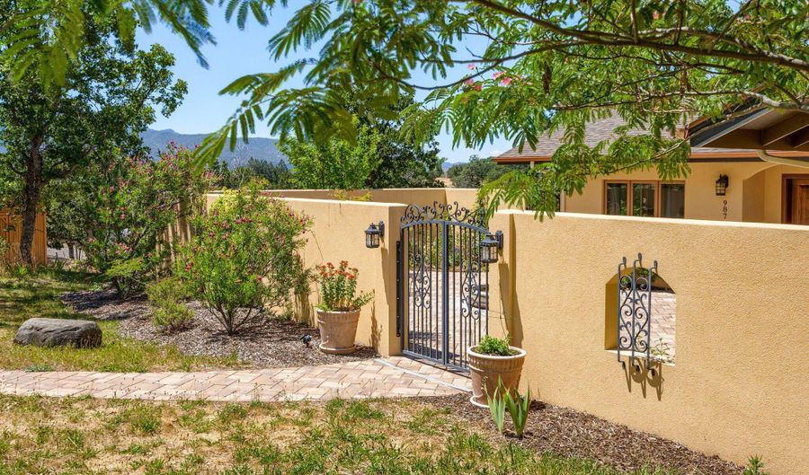987 Dead Indian Memorial Rd, Ashland, OR 97520 - 2 Beds, 1 Bath