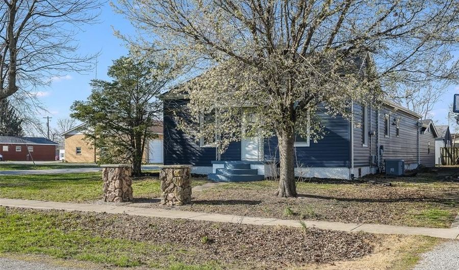 601 Walnut St, Alhambra, IL 62001 - 2 Beds, 1 Bath
