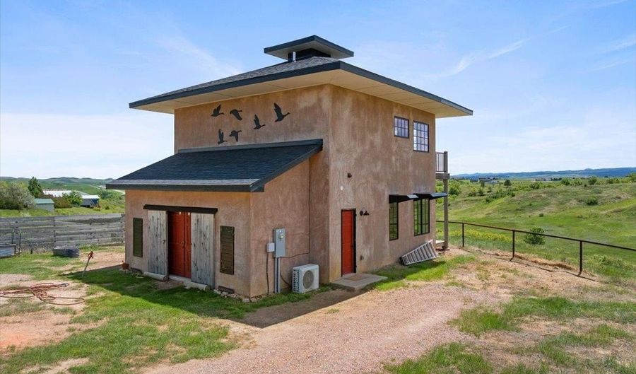 11077 Ridge Rd, Belle Fourche, SD 57717 - 1 Beds, 2 Bath