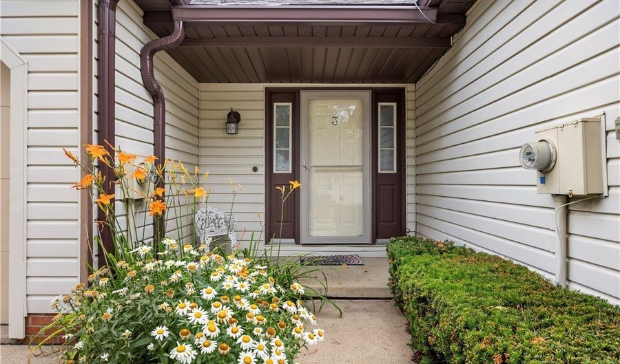 875 Hampton Cir 3, Aurora, OH 44202 - 2 Beds, 3 Bath