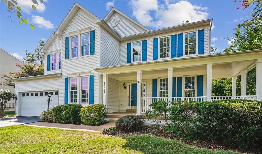 42924 MAPLEGROVE Ct, Ashburn, VA 20147 - 5 Beds, 4 Bath