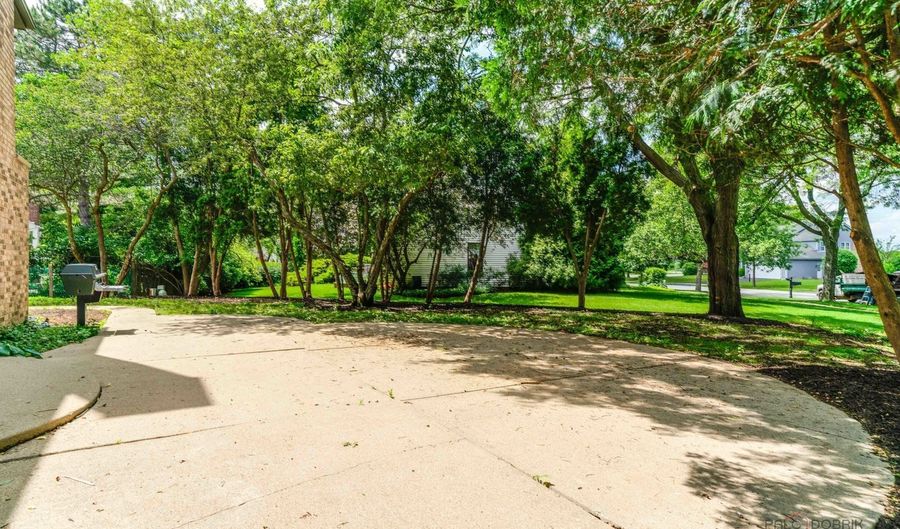 408 W Foxdale Ln, Arlington Heights, IL 60004 - 5 Beds, 3 Bath
