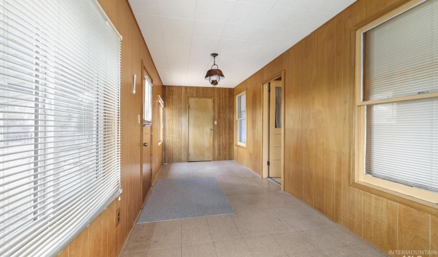 28572 Hyde Ave, Bruneau, ID 83604 - 3 Beds, 1 Bath