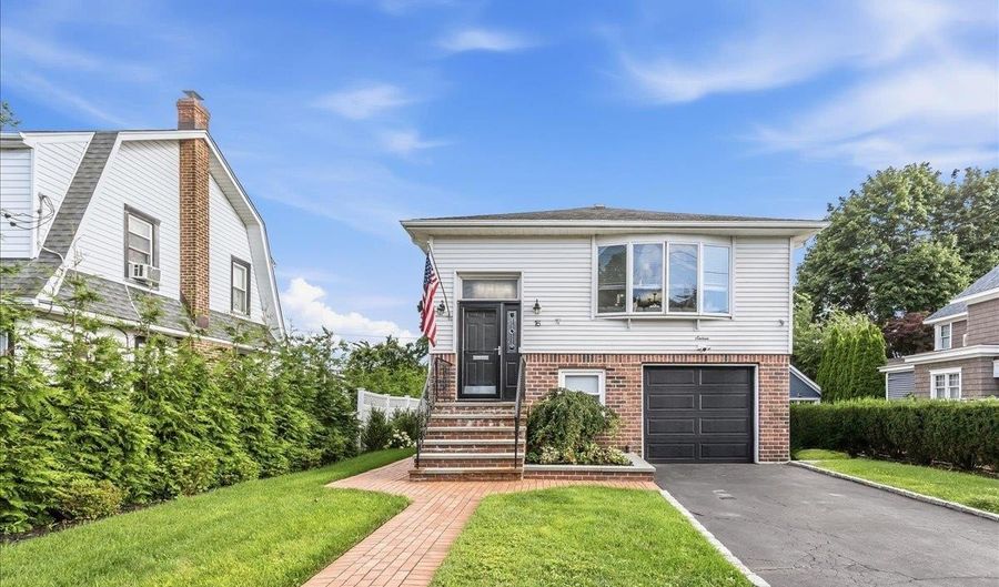 16 Netz Pl, Albertson, NY 11507 - 3 Beds, 2 Bath
