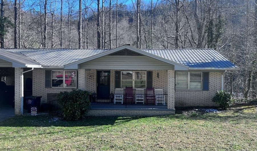 4862 Hwy 28 N, Almond, NC 28702 - 2 Beds, 2 Bath