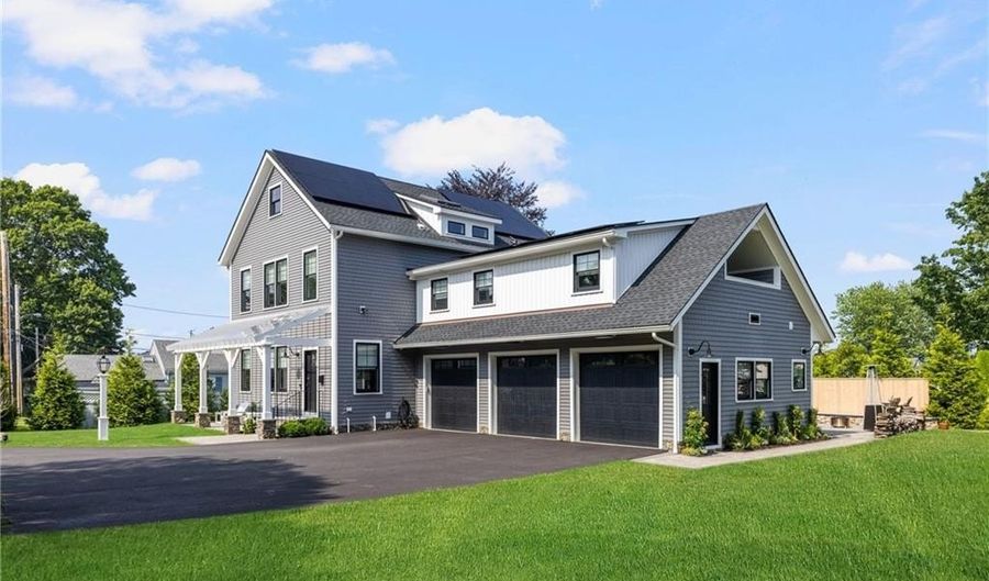 3 Oak St, Middletown, RI 02842 - 3 Beds, 5 Bath
