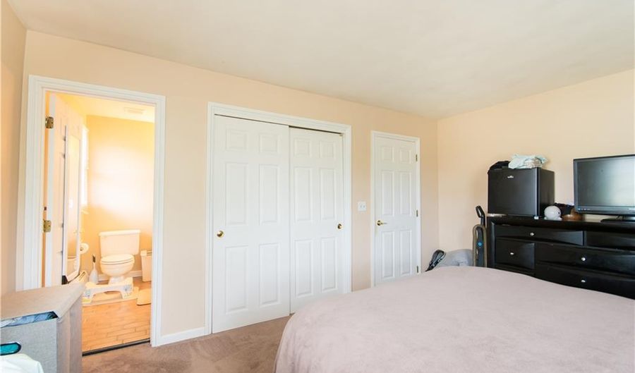 10 NE Tucker Ct, Portsmouth, RI 02871 - 3 Beds, 2 Bath