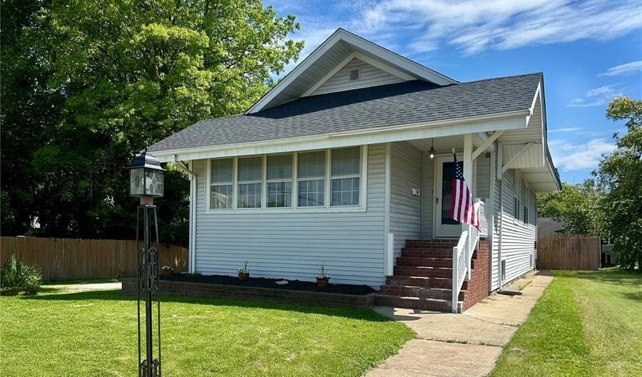 811 McPherson Ave, Alton, IL 62002 - 3 Beds, 2 Bath