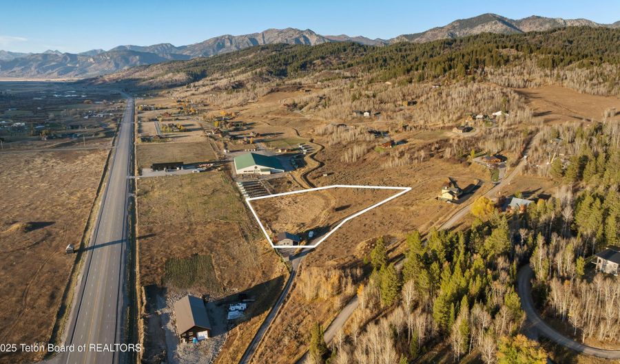 126 CORRAL Rd, Alpine, WY 83128 - 2 Beds, 4 Bath