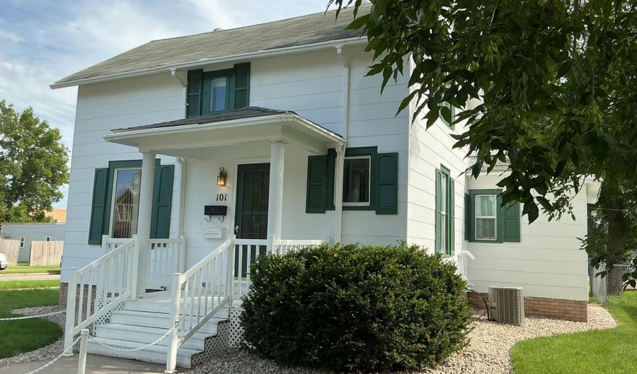 101 SW 8th Ave, Aberdeen, SD 57401 - 4 Beds, 3 Bath
