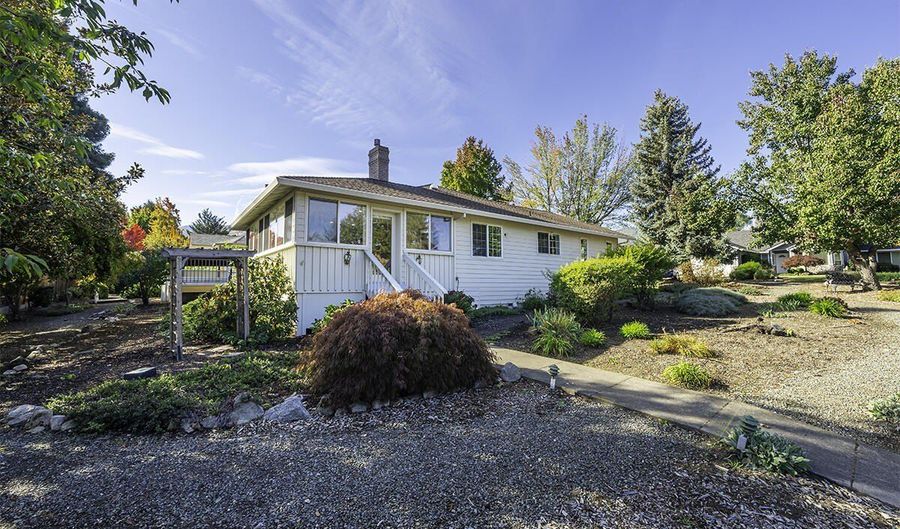 938 Cypress Point Loop, Ashland, OR 97520 - 3 Beds, 2 Bath