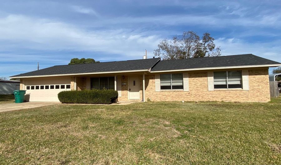 507 E Fannin St, De Kalb, TX 75559 - 3 Beds, 2 Bath