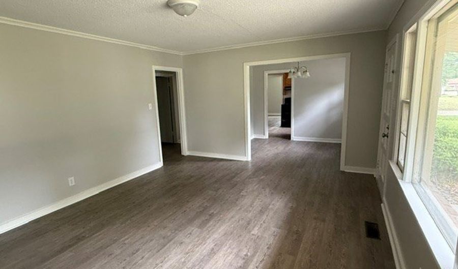 208 East St, Batesville, MS 38606 - 4 Beds, 2 Bath