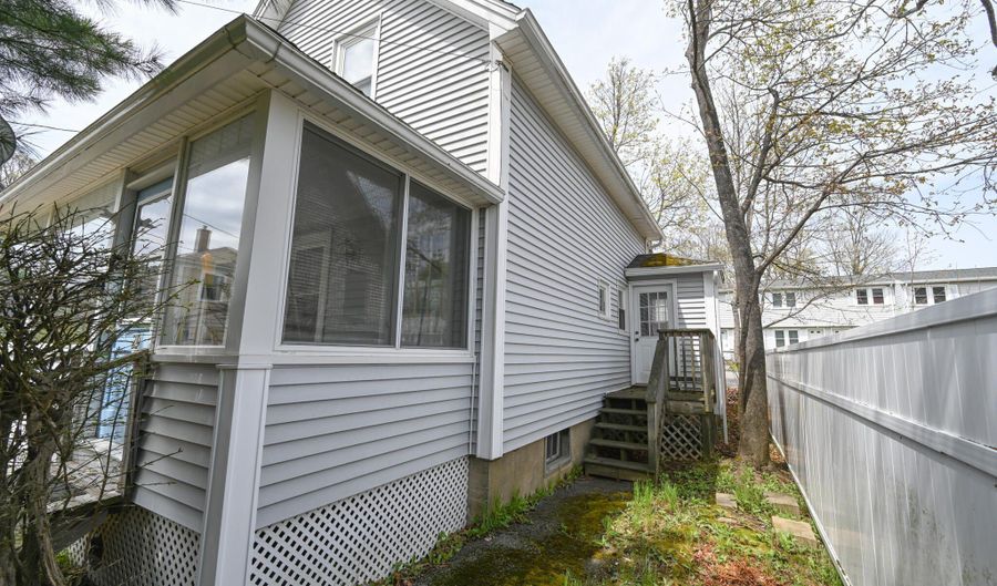 29 Pleasant St, Bar Harbor, ME 04609 - 3 Beds, 1 Bath