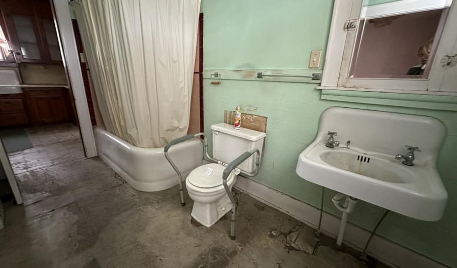 124 W Miller St, Alpena, MI 49707 - 3 Beds, 1 Bath