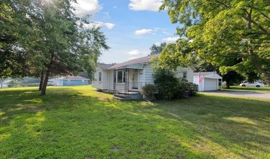 1629 W Oakley Park Rd, Commerce Twp., MI 48390 - 3 Beds, 1 Bath