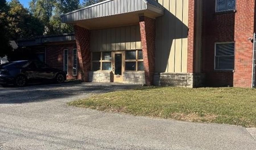 735 Park Dr, Alton, IL 62002 - 6 Beds, 3 Bath