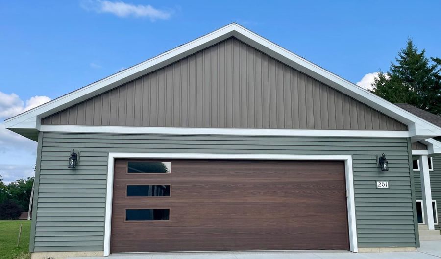 201 25th St SW, Austin, MN 55912 - 4 Beds, 2 Bath