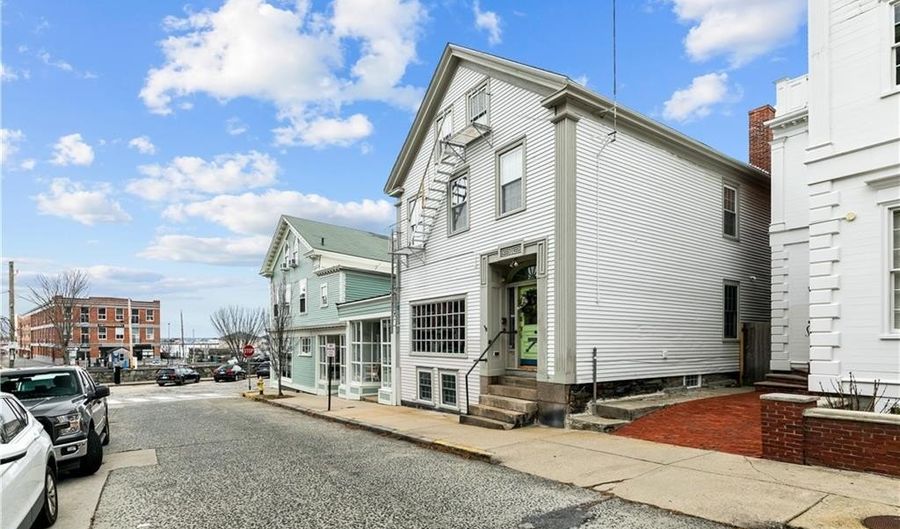 8 Franklin St 3, Newport, RI 02840 - 3 Beds, 1 Bath