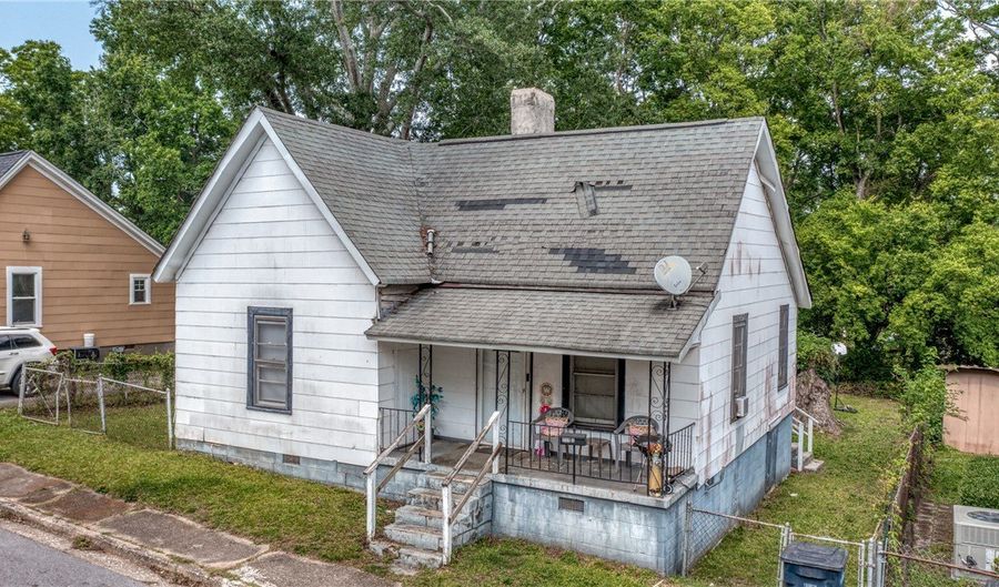 208 E St, Anderson, SC 29625 - 2 Beds, 1 Bath