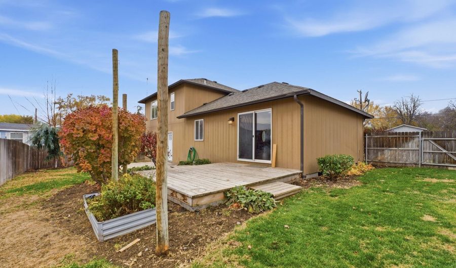 414 7th St, Benton City, WA 99320 - 3 Beds, 2 Bath