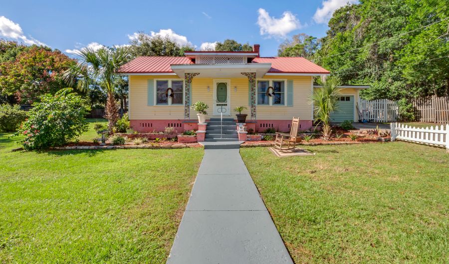 236 N Salisbury Ave, Deland, FL 32720 - 2 Beds, 2 Bath