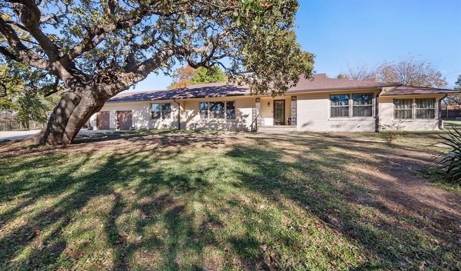 300 W College Ave, Alvarado, TX 76009 - 3 Beds, 3 Bath