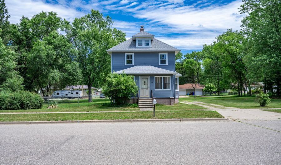 132 S Walker St, Adams, WI 53910 - 3 Beds, 3 Bath
