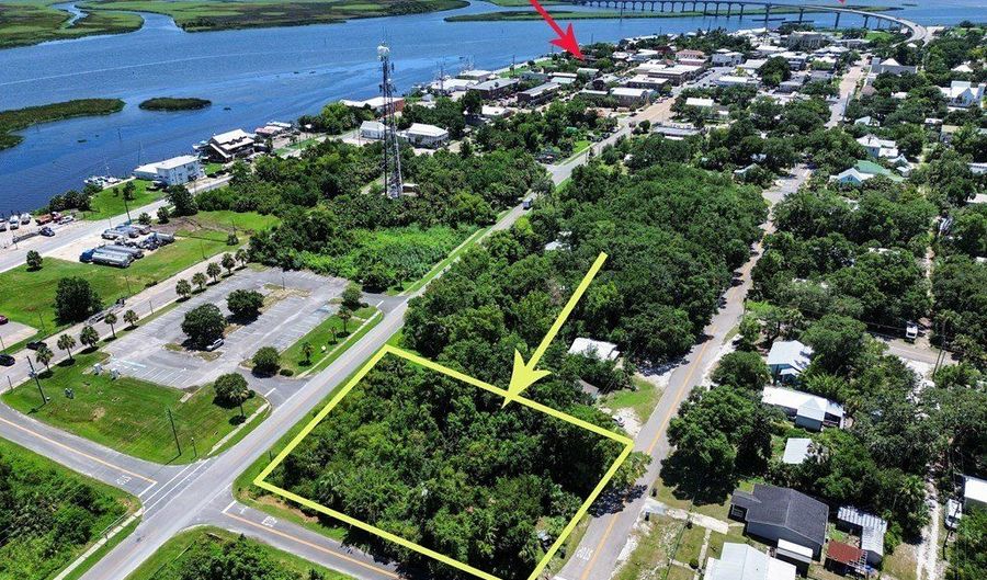 215 4th St, Apalachicola, FL 32320 - 1 Beds, 1 Bath