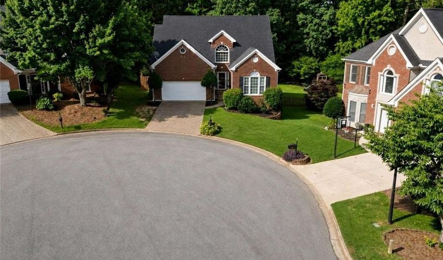 2707 Glenrose Hl, Atlanta, GA 30341 - 5 Beds, 4 Bath