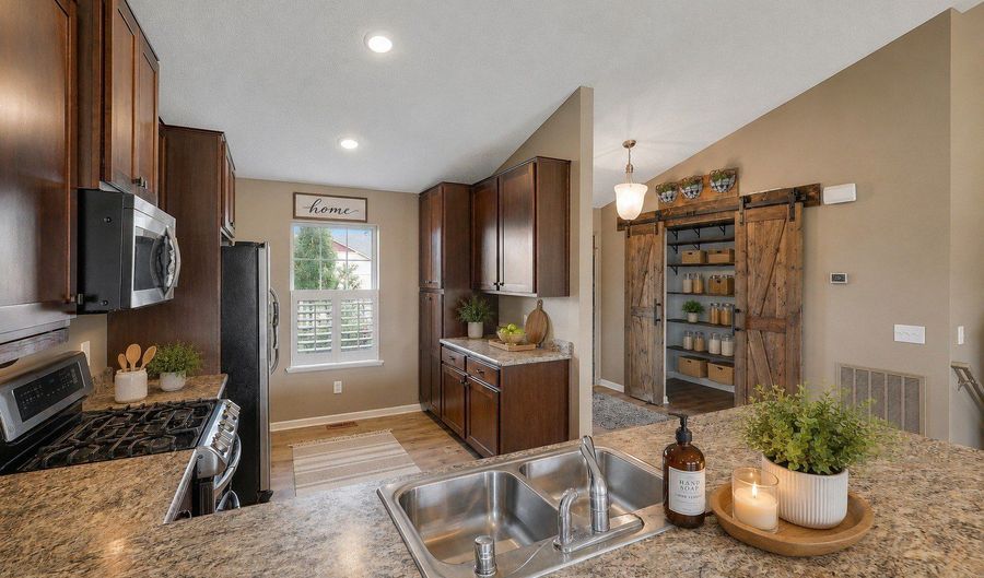 15174 Emory Cir, Apple Valley, MN 55124 - 3 Beds, 3 Bath