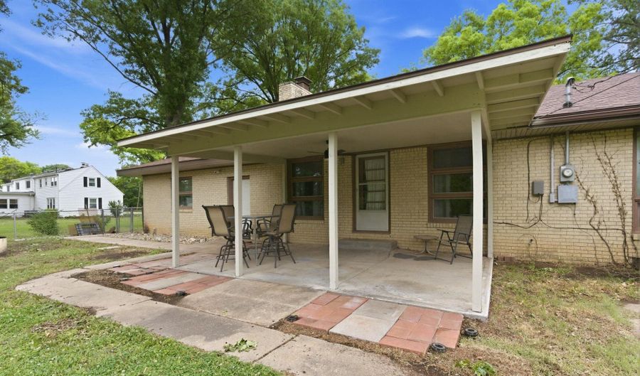 1701 N Sunset Dr, Augusta, KS 67010 - 3 Beds, 3 Bath