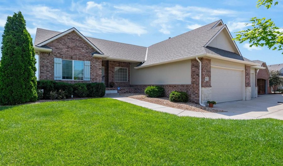 812 N Fairoaks Pl, Andover, KS 67002 - 5 Beds, 3 Bath