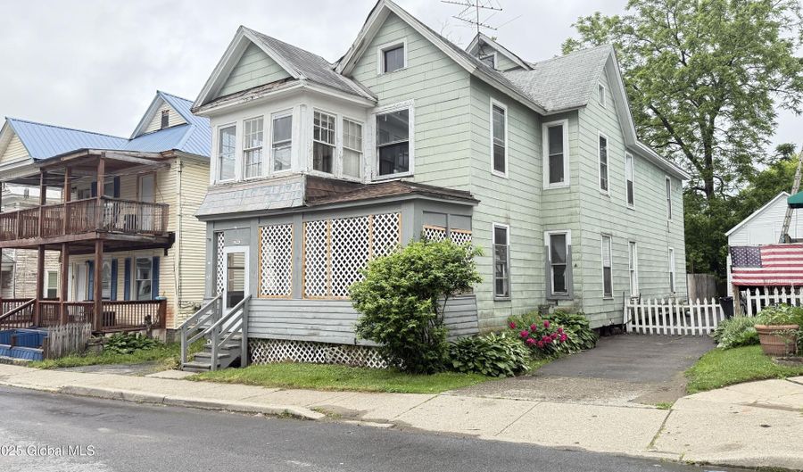 62 Glen Ave, Amsterdam, NY 12010 - 8 Beds, 2 Bath
