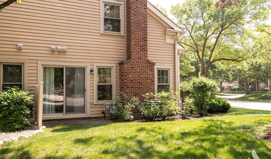 2452 E Hunter Dr, Arlington Heights, IL 60004 - 2 Beds, 2 Bath