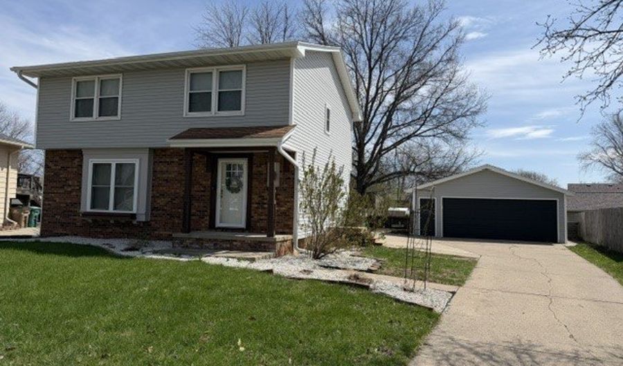 527 Village Ct, Altoona, IA 50009 - 3 Beds, 3 Bath