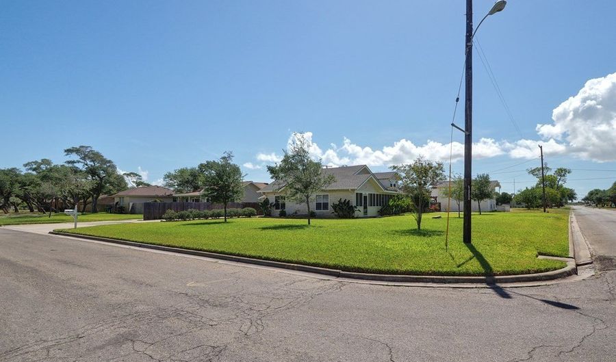 442 W Yoakum, Aransas Pass, TX 78336 - 4 Beds, 3 Bath